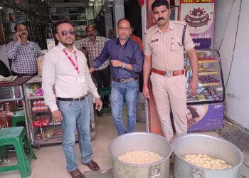 50 किलोग्राम छैना (चमचम) कीट तथा कॉकरोच से दूषित होना पाये जाने पर सम्पूर्ण मात्रा को नगर निगम दल की सहायता से विनष्ट कराया गया।