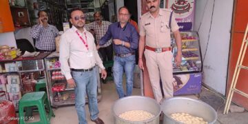 50 किलोग्राम छैना (चमचम) कीट तथा कॉकरोच से दूषित होना पाये जाने पर सम्पूर्ण मात्रा को नगर निगम दल की सहायता से विनष्ट कराया गया।