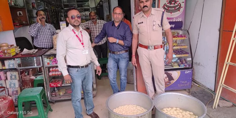 50 किलोग्राम छैना (चमचम) कीट तथा कॉकरोच से दूषित होना पाये जाने पर सम्पूर्ण मात्रा को नगर निगम दल की सहायता से विनष्ट कराया गया।