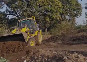 प्रशासन द्वारा ललपुर में 5 डम्पर अवैध रेत को किया गया जमींदोज