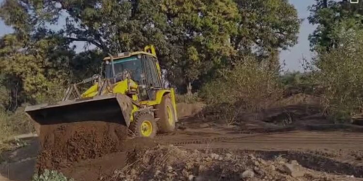 प्रशासन द्वारा ललपुर में 5 डम्पर अवैध रेत को किया गया जमींदोज