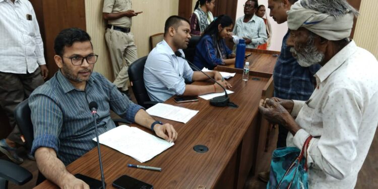 जनसुनवाई में अपर कलेक्‍टर ने सुनीं 176 आवेदकों की समस्‍याएं