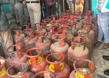 घरेलू गैस सिलेंडर की जमाखोरी पर प्रशासन का बड़ा एक्शन! 46 सिलेंडर जब्त, होगी FIR देखे VIDEO