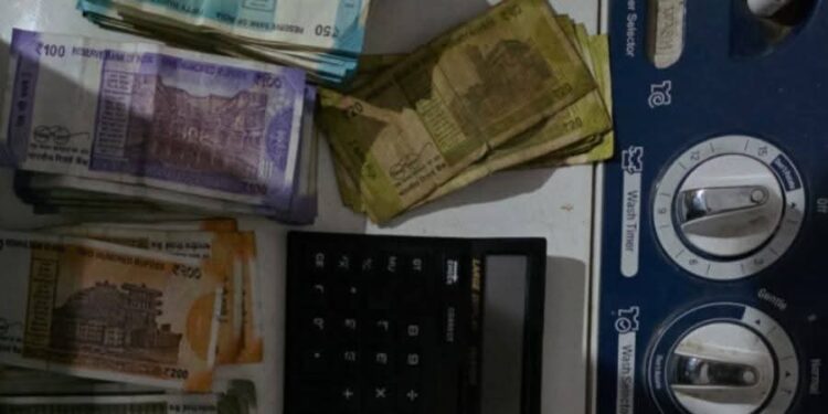 *क्राईम ब्रांच तथा थाना घमापुर एवं पनागर की संयुक्त कार्यवाही* *3 सटोरिये सट्टा लिखते हुये रंगे हाथ पकड़े गये,* *नगद 14 हजार 630 रूपये, 2 मोबाईल, सट्टा पट्टी, केलकुलेटर जप्त*