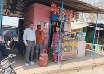 चार घरेलू रसोई गैस सिलेंडर जप्त.