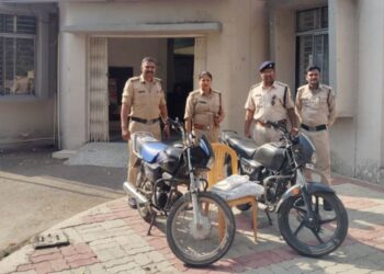 मोटर सायकिल की किश्त वसूलने वाले एजेण्ट के साथ झूमाझपटी कर बैग छीनने वाले मोटर सायकिल सवार पॉचों आरोपी गिरफ्तार* *छीने हुये रूपयों में से नगद 10 हजार रूपये, लैपटाप, बैग, पर्स जप्त*