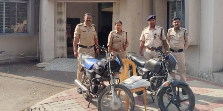 मोटर सायकिल की किश्त वसूलने वाले एजेण्ट के साथ झूमाझपटी कर बैग छीनने वाले मोटर सायकिल सवार पॉचों आरोपी गिरफ्तार* *छीने हुये रूपयों में से नगद 10 हजार रूपये, लैपटाप, बैग, पर्स जप्त*