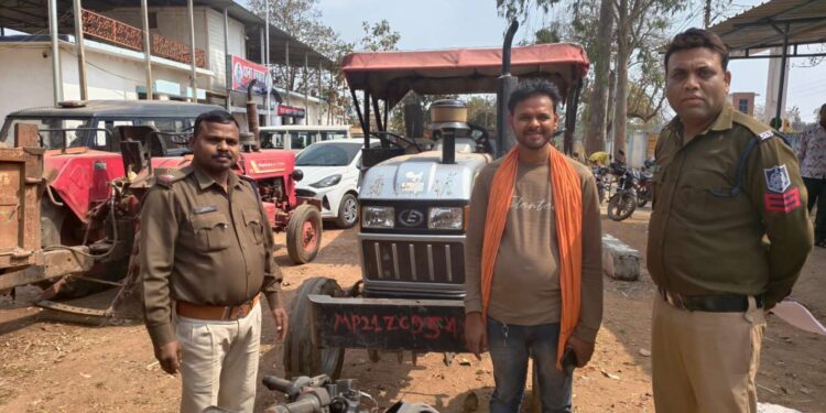 कटनी में रेत माफिया पर बड़बारा पुलिस का कहर! सुबह-सुबह ट्रैक्टर-ट्रॉली पकड़ी, चालक गिरफ्तार, वाहन जप्त