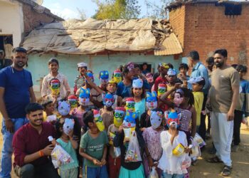 *खुशियों की होली*🎊🎉💙 *।।*हर घर होली**🥳😍😍 *Hopp ग्रुप द्वारा होली त्यौहार 🎊 के अवसर पर कटनी शहर के आसपास के गाँव⛺ में रह रहे जरूरतमंद बच्चों