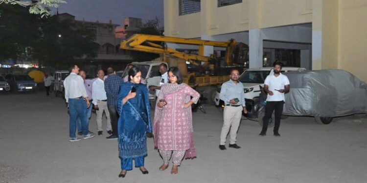*निगमायुक्त एवं सीईओ जिला पंचायत ने के.सी.एस. स्कूल में निर्माणाधीन जी प्लस टू ई-लाइब्रेरी का किया संयुक्त निरीक्षण*