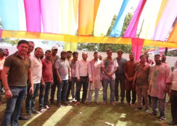 *रंगोत्सव पर बच्चों ने कलेक्टर संग खेली रंगों की होली*  *आसरा बाल गृह के बच्चों ने कलेक्टर को किया रंगों से सराबोर*  *बच्चों ने चलाई पिचकारियां, मची रंग-गुलाल की धूम*