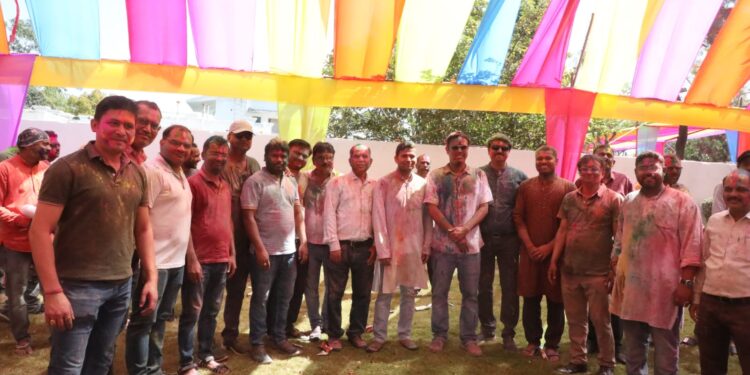 *रंगोत्सव पर बच्चों ने कलेक्टर संग खेली रंगों की होली*  *आसरा बाल गृह के बच्चों ने कलेक्टर को किया रंगों से सराबोर*  *बच्चों ने चलाई पिचकारियां, मची रंग-गुलाल की धूम*