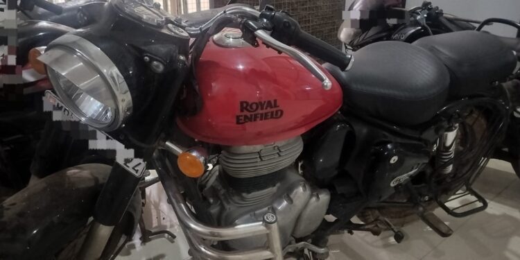 🚨 कटनी में बुलेट चोर गिरफ्तार! पुलिस चेकिंग देख भागा, स्लीमनाबाद में घेराबंदी कर दबोचा