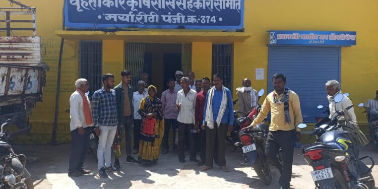 पंजीयन को लेकर किसान परेशान,,हो गई सुबह से शाम फिर भी नही चला सर्वर,