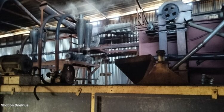 परिषद अध्यक्ष के आटा मिल में लगी आग, लाखों का हुआ नुकसान  ‘आटा मिल में आग लगने से बाद जला सामान’