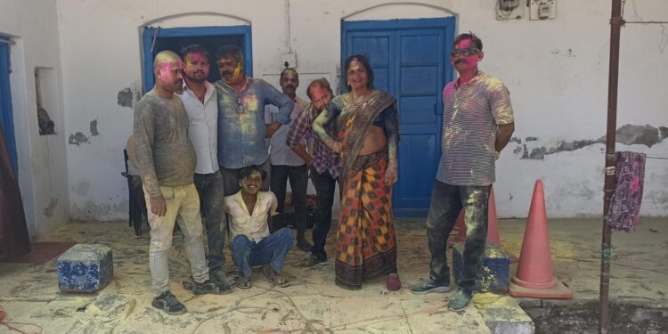 होली पर्व सकुशल संपन्न करने के बाद आज रीठी पुलिस थाने में मनाई गई होली