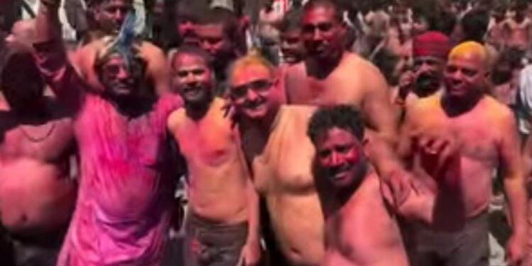 विशेष रही:-कपड़ा फाड़’ होली..डीजे और ढोल की थाप पर झूमें युवा विधायक घनश्याम चंद्रवंशी फाग यात्रा निकली खुब उड़ाया रंग गुलाल..!