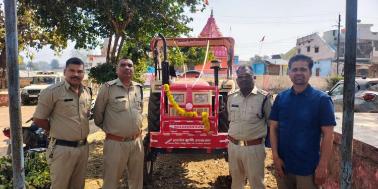 उमरिया पान पुलिस ने अवैध रूप से रेत परिवहन करते मिलने पर ट्रैक्टर ट्राली मय रेत के ज़ब्त