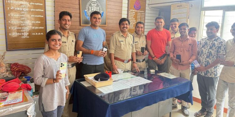 कालापीपल पुलिस को मिली बड़ी सफलता…!  पुलिस ने कमाल कर दिया गुम हुए मोबाईल को ढूंढ निकाला..ये है कालापीपल पुलिस