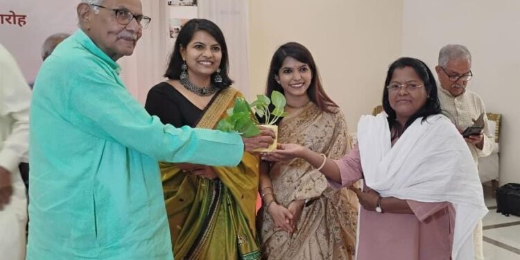 अंतर्राष्ट्रीय महिला दिवस पर विधायक डॉ. सीतासरन शर्मा ने पत्रकार व सामाजिक कार्यकर्ता डॉ सीमा कैथवास को दी बधाई..