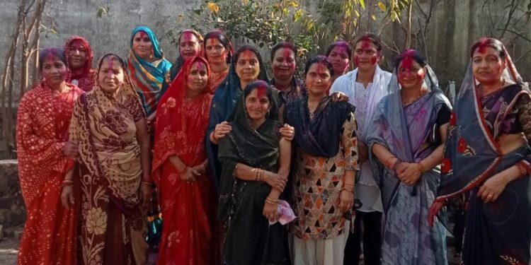 बिरसा मुंडा वार्ड में महिलाओं ने मनाई रंग पंचमी, एक-दूसरे को गुलाल लगाकर दी शुभकामनाएं