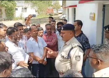 खाकी की खामोशी से व्यापारियों में गुस्सा।