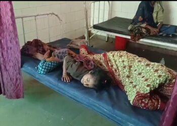 चिलचिलाती गर्मी में अस्पताल की लापरवाही: मार्च की तपिश में मरीजों के बेड से गायब चादर