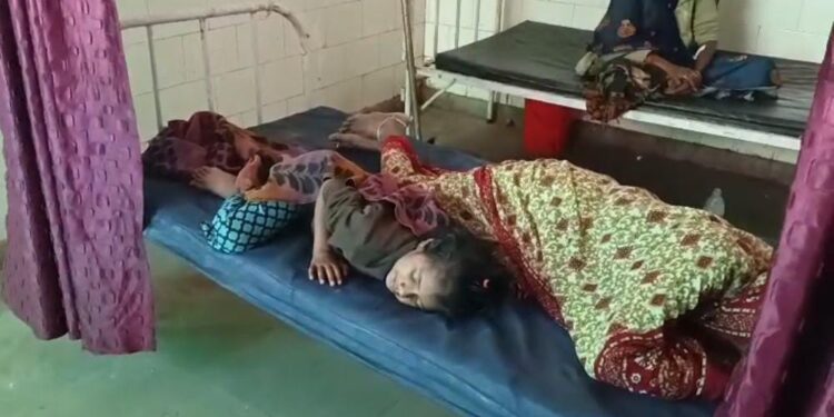 चिलचिलाती गर्मी में अस्पताल की लापरवाही: मार्च की तपिश में मरीजों के बेड से गायब चादर