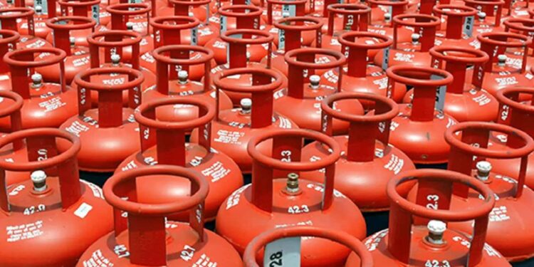 कालापीपल सहित क्षेत्र में गैस के लिए मारामारी:- संचालकों ने कहा-सिलेंडर का पर्याप्त स्टॉक,घबराने की जरूरत नहीं ऑनलाइन बुकिंग नहीं होने के कारण…उपभोक्ता परेशान…!