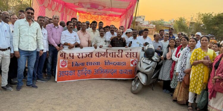 (TET)शिक्षक पात्रता परीक्षा का विरोध* *म.प्र. राज्य कर्मचारी संघ ने मुख्यमंत्री के नाम सौंपा ज्ञापन*