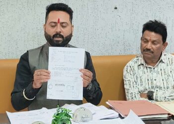 कलेक्टर तक पहुंची हृदय स्थल सतरास्ता पर सरकारी जमीन और नाले पर अतिक्रमण की गंभीर शिकायत,पत्रकारवार्ता कर जागरूक नागरिक, व्यवसाई अमित खत्री ने लगाए गंभीर आरोप कार्रवाई की मांग की..!वीडियो