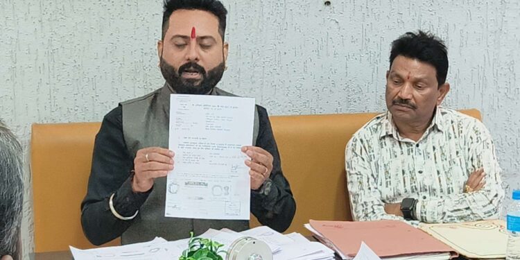 कलेक्टर तक पहुंची हृदय स्थल सतरास्ता पर सरकारी जमीन और नाले पर अतिक्रमण की गंभीर शिकायत,पत्रकारवार्ता कर जागरूक नागरिक, व्यवसाई अमित खत्री ने लगाए गंभीर आरोप कार्रवाई की मांग की..!वीडियो