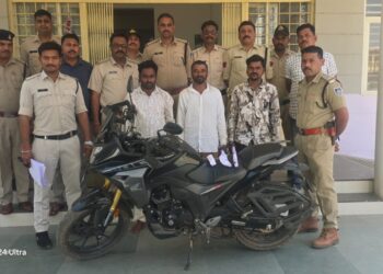 रीठी पुलिस ने गंभीर घटना करने की फिराक मे घूम रहे बदमाशो से अवैध घातक हथियार जप्त कर 03 युवको को किया गिरफ्तार,,,,