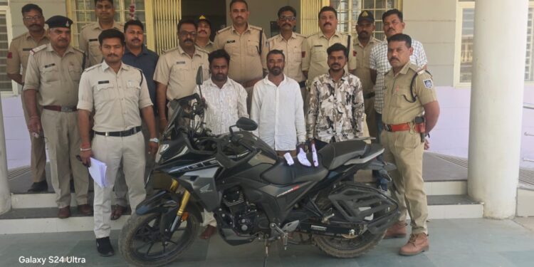 *चांद पुलिस की जुआ फड़ पर सख्त कार्रवाई16 मार्च 2026 को थाना चांद की पुलिस ने ग्राम मेघदौन के खेत के पास दबिश देकर जुआरियों पर बड़ी कार्यवाही की।*