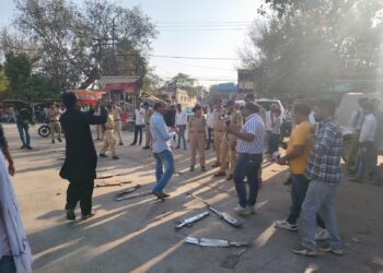 *नरसिंहपुर पुलिस ने गाडरवारा में नष्ट किये 25 मॉडीफाईड साईलेंसर*