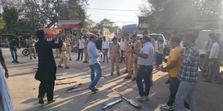 *नरसिंहपुर पुलिस ने गाडरवारा में नष्ट किये 25 मॉडीफाईड साईलेंसर*