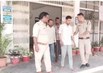 पुलिस चौकी बस स्टेण्ड जिला कटनी म.प्र. बस स्टेण्ड आटो से चोरी हुये बैग एवं नगद राशि का खुलासा चोरी का खुलासा 03 आरोपियो को नगदी सहित किया गिरफ्तार