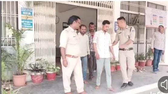 पुलिस चौकी बस स्टेण्ड जिला कटनी म.प्र. बस स्टेण्ड आटो से चोरी हुये बैग एवं नगद राशि का खुलासा चोरी का खुलासा 03 आरोपियो को नगदी सहित किया गिरफ्तार