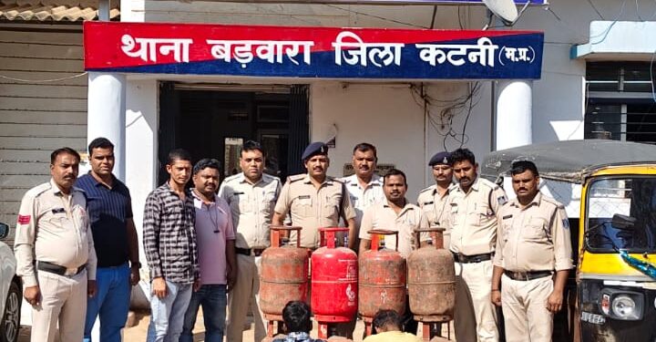 गैस सिलेंडर चोर गिरोह का बड़ा खुलासा! पुलिस ने किया चौंकाने वाला पर्दाफाश बड़वारा पुलिस का बड़ा एक्शन! सिलेंडर चोरी करने वाला गिरोह गिरफ्तार