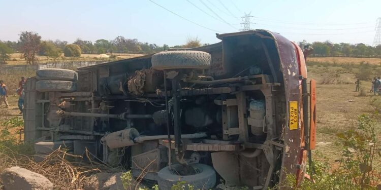 कटनी में बड़ा हादसा! चलती बस पलटी, एक दर्जन यात्री घायल