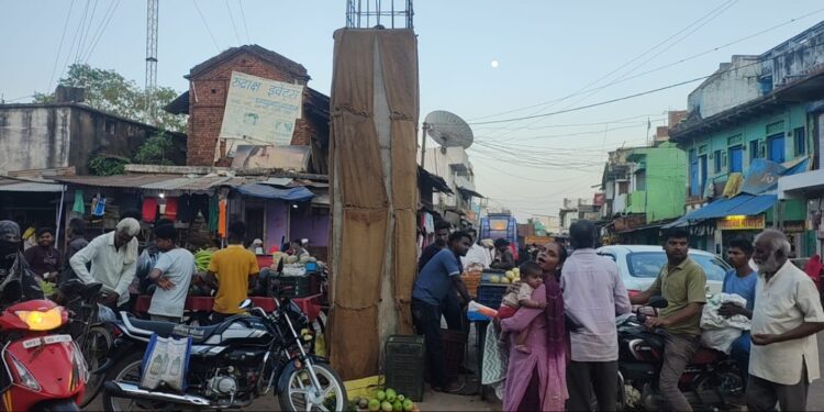 झंडा चौक का अशोक स्तंभ हटने के बाद भी निर्माण अधूरा