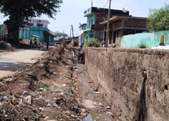 नाली निर्माण में अनियमितता का आरोप, ग्रामीणों ने की जांच की मांग