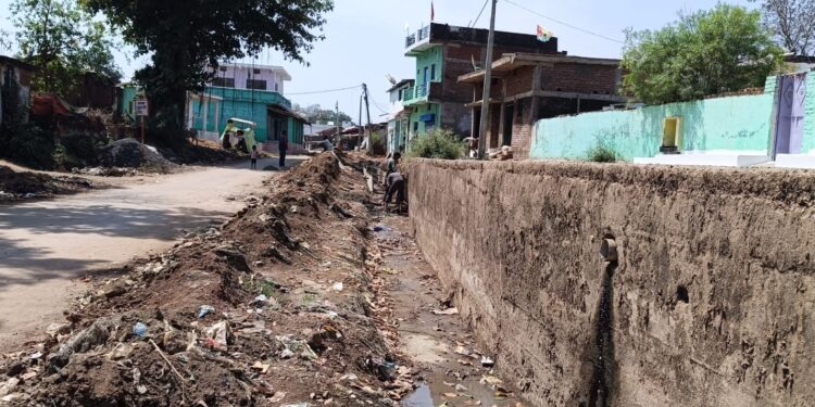 नाली निर्माण में अनियमितता का आरोप, ग्रामीणों ने की जांच की मांग