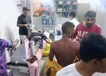 कटनी में देसी बम से दहला इलाका 💣 | दो गुटों में हिंसक झड़प | महिला-बच्चों सहित कई घायल पुलिस ने संभाली कमान