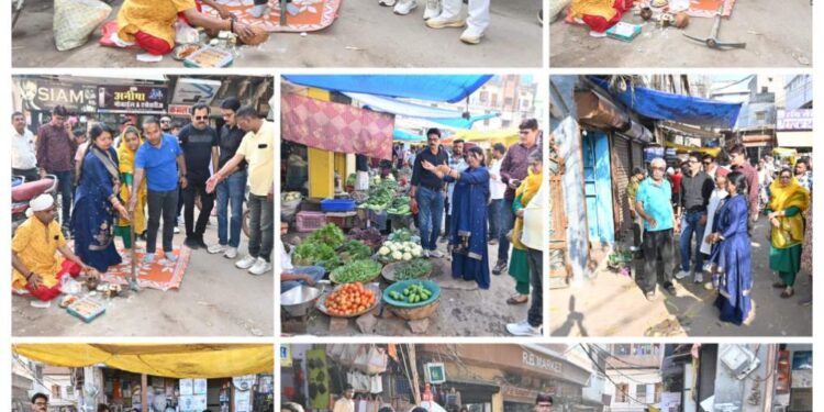 *गुरुनानक वार्ड में लगभग 19 लाख की लागत से सड़क डामरीकरण कार्य का हुआ भूमिपूजन*  *महापौर ने क्षेत्रीय पार्षद के साथ सब्जी मंडी का किया निरीक्षण, व्यवस्थित दुकानें लगाने की अपील*