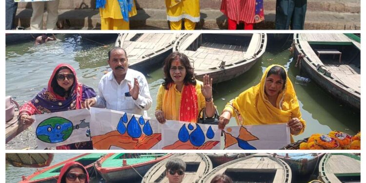मंजूषा गौतम, नमृता आनन्द, समा्ट गौतम,नवीन दीक्षित ने दिया गंगा स्वच्छता का संदेश—– * गंगा जल संवर्धन के तहत समाजसेवी मंजूषा गौतम ने बनारस के गंगा घाट पर स्वच्छता का दिया संदेश