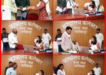 जनसुनवाई में कलेक्टर ने सुनी लोगों की समस्याएं, जनसुनवाई में आए 120 आवेदन  कलेक्टर ने दो जरूरतमंदों को मौके पर दी कान की मशीन