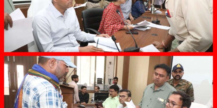 कलेक्टर श्री तिवारी कलेक्ट्रेट में आयोजित जनसुनवाई में सुन रहे लोगों की समस्याएं* *अधिकारियों को दे रहे निराकरण के निर्देश*