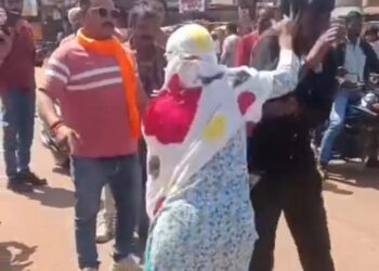 स्लीमनाबाद में सरे बाजार एक लड़की ने चप्पलों से धुनाई करके उतारा भूत देखे VIDEO