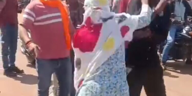 स्लीमनाबाद में सरे बाजार एक लड़की ने चप्पलों से धुनाई करके उतारा भूत देखे VIDEO